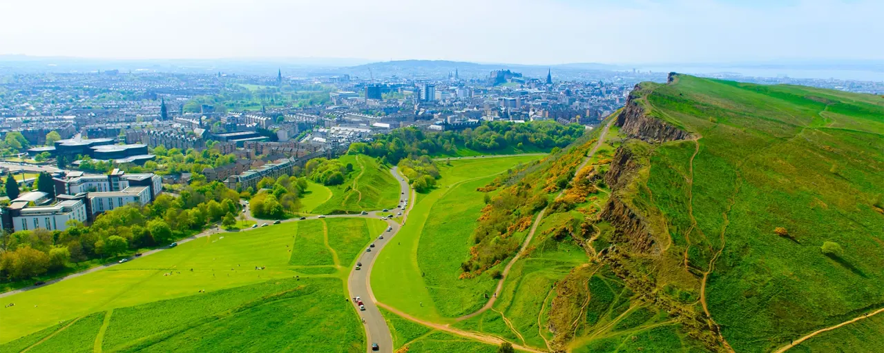 Viewpoint of the Edinburgh greenery and city view